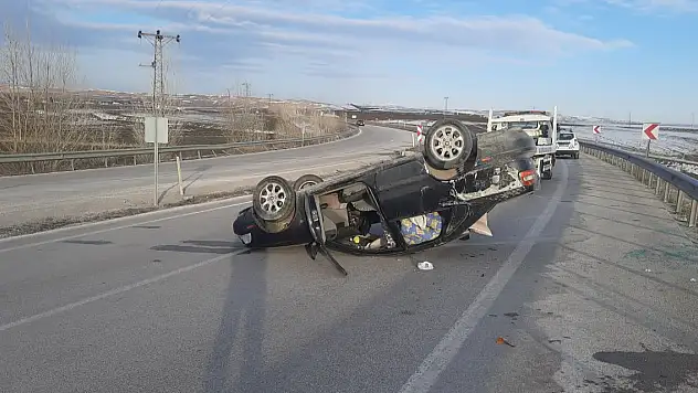 Köpeğe çarpmamak için... Otomobiliyle takla attı: 3 yaralı