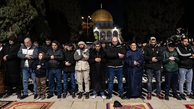 Mescid-i Aksa'da on binlerce Müslüman ilk teravih namazını eda etti