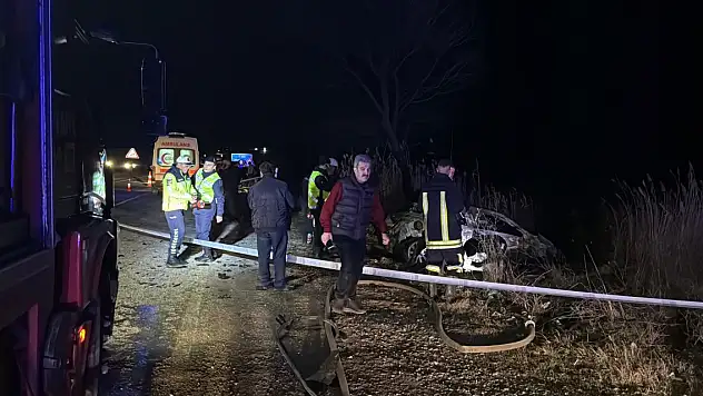 Nikahtan dönenlerin içerisinde bulunduğu otomobil, başka bir otomobille çarpıştı: 1 ölü, 7 yaralı