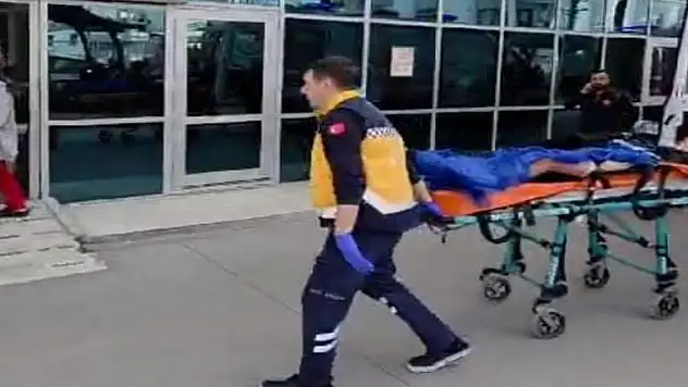 Kendisini evinde aldatıldığını öne sürdüğü eşini ve yanındaki kişiyi bıçakladı