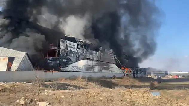 Yatak fabrikasında yangın! Kullanılmaz hale geldi