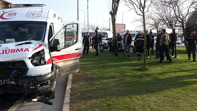 Yaralı hamile kadını taşıyan ambulans kaza yaptı