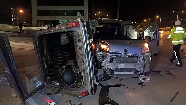 Karaman'da otomobil ile hafif ticari araç çarpıştı: 4 yaralı