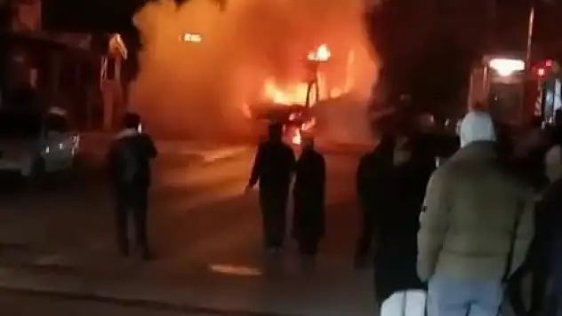 Minibüs alev topuna döndü