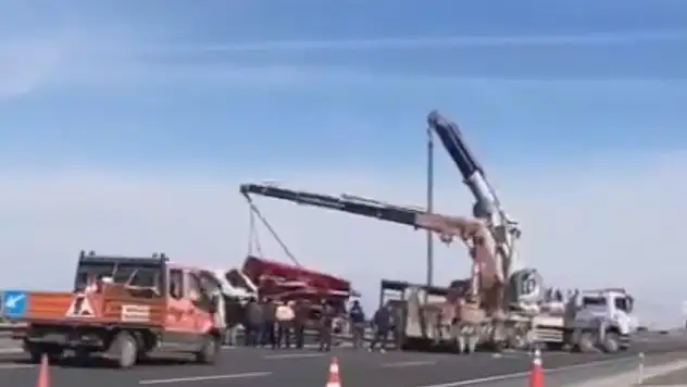 Devrilen TIR'ın şoförü öldü