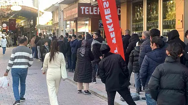 150 yıldır süren gelenek... Uzun kuyruklar oluştu