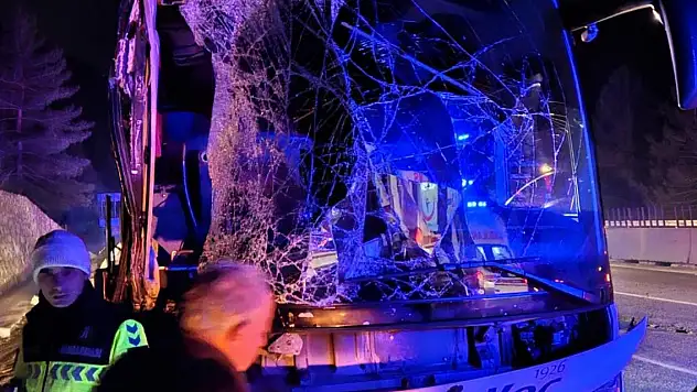 Yolcu otobüsü tıra çarptı: Çok sayıda yaralı var