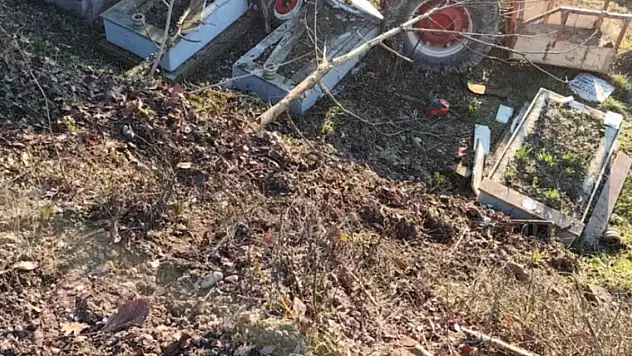 Mezarlığa devrilen traktörün sürücüsü öldü