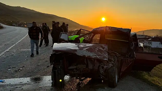 Bursa'da otomobil, kamyona çarptı: 1 ölü, 2 yaralı