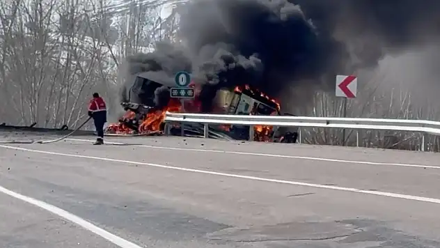 TIR devrildi, üzerindeki iş makinesi alev aldı 3 yaralı