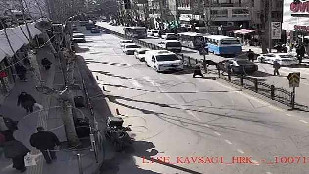 Yaya geçidinden geçen kadına otomobil çarptı