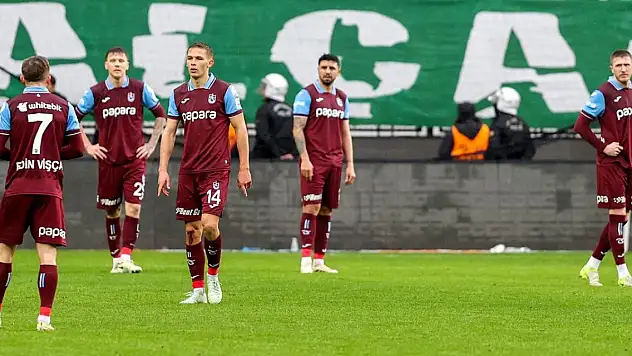 Trabzonspor, uzatma dakikalarında kaybettiği puanlarla zirveden uzaklaştı