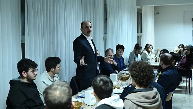 Başkan Altay lise öğrencileriyle sahurda buluştu
