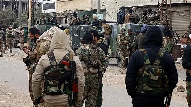 Suriye'de ordu birlikleri ve devrik rejim unsurları arasında çatışma: 70 ölü