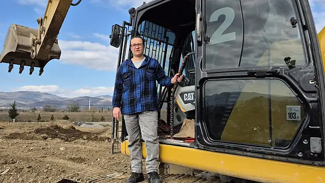 35 tonluk iş makinesine kadın eli