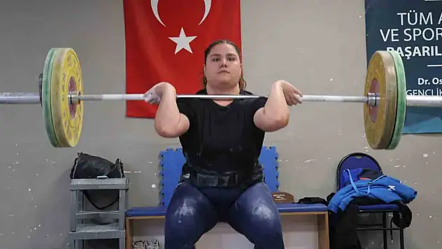 Konyalı Sudenaz ve Neriman Türkiye rekoru kırdı