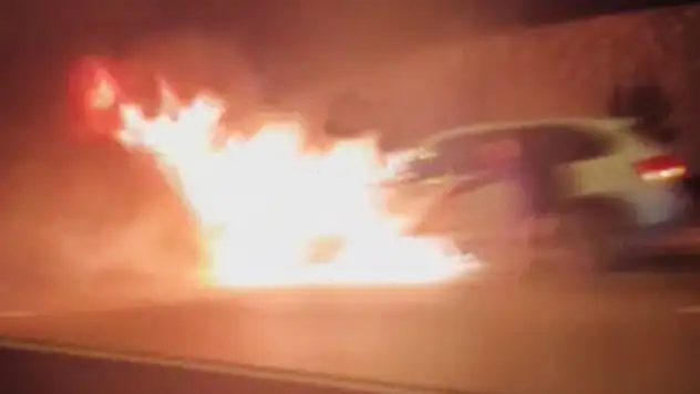 Ankara-Konya yolunda seyir halindeki otomobilde yangın çıktı