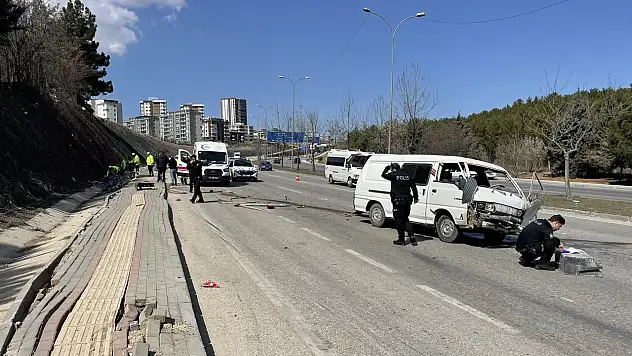 Gaziantep'te feci kaza otomobil, minibüse çarptı: 1 ölü, 3 yaralı