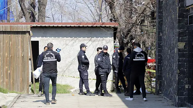 Yaşlı adam parkta ölü bulundu