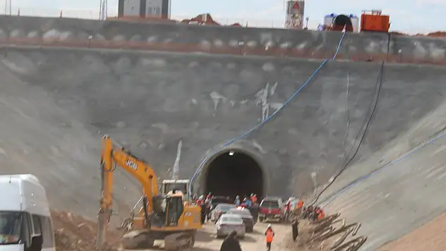 Hızlı tren şantiyesinde kaya düşmesi: 1 ölü, 1 yaralı