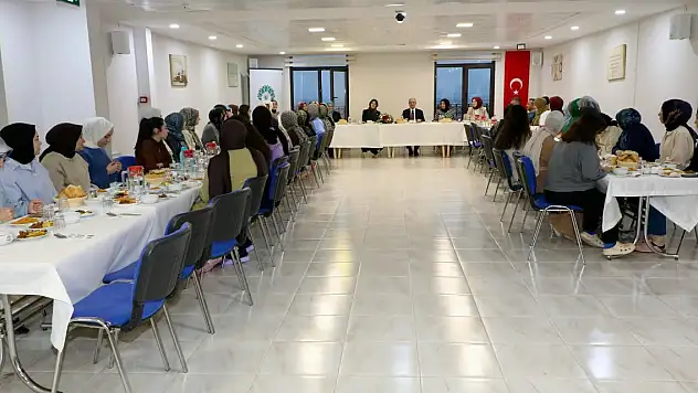 Vali Akın, öğrencilerle iftar yaptı