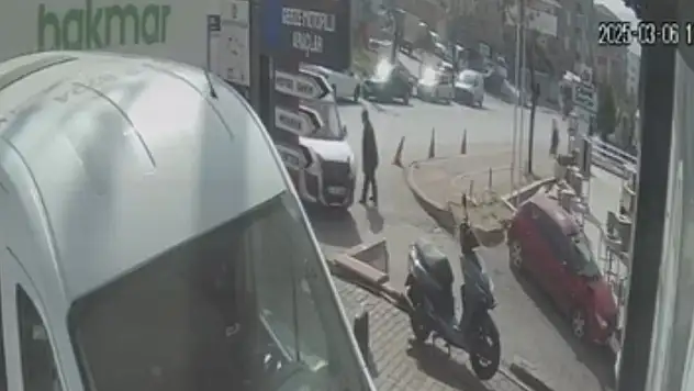 Kamyonla çarpışıp savrulan hafif ticari araç yayaya çarptı: 1 ölü