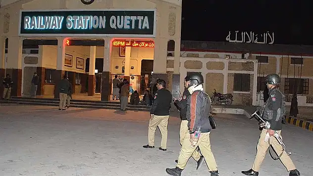 Pakistan'daki tren saldırısında, 27 saldırgan öldürüldü