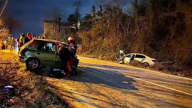 İki otomobil kafa kafaya çarpıştı 1 ölü