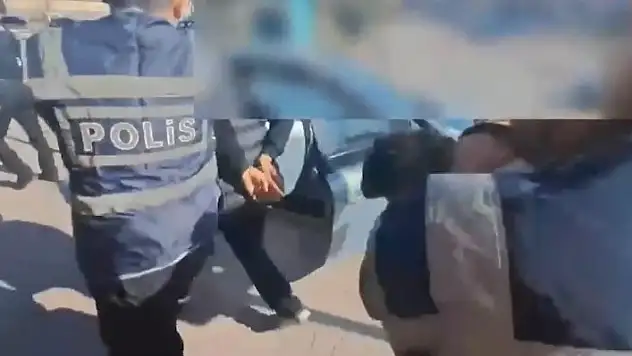 Aracın önünü keserek cep telefonu çalan şahıslar yakalandı