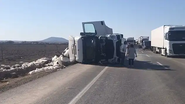 Konya'da devrilen tırın sürücüsü yaralandı