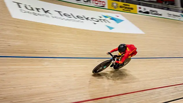 Çinli kadın bisikletçi, Konya'da dünya rekoru kırdı