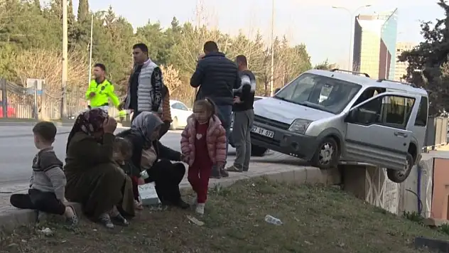 Araç köprüde asılı kaldı