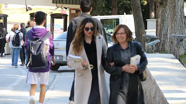 Üniversitede 40 yıl sonunda kızıyla birlikte öğrenci oldu