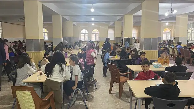 Konya'da oruç tutan çocuklara iftar verildi