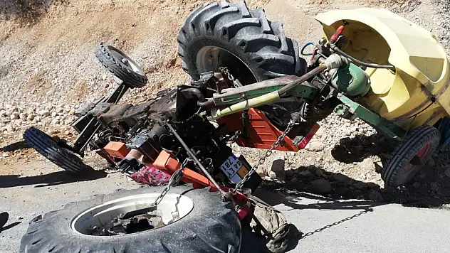 Devrilen traktörün sürücüsü yaşamını yitirdi