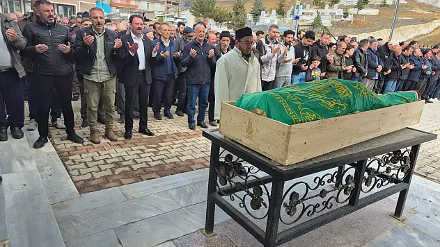 Annesinin tabutunun başında kalp krizi geçirdi