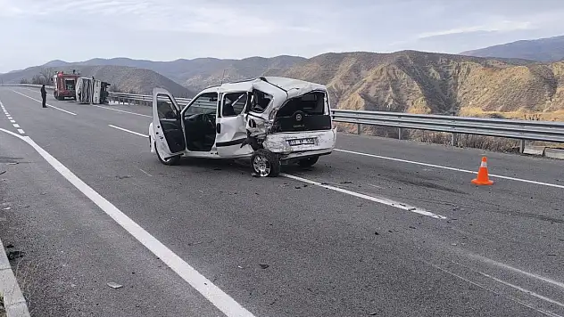 Kamyonet, hafif ticari araca çarptı: 4'ü jandarma 5 yaralı