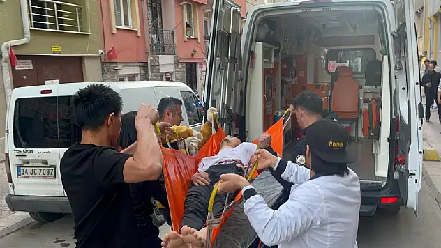 Oyun yüzünden tartıştığı 2 ev arkadaşını bıçakladı