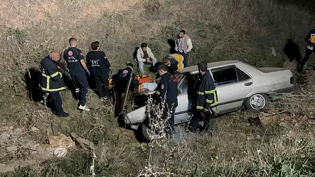 Otomobil şarampole yuvarlandı! Yaralılar var