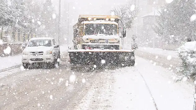 Konya'nın ilçesinde yoğun kar yağışı! Kar küreme ve solüsyon çalışmaları sürüyor