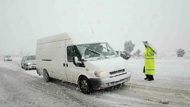 Antalya-Konya kara yolunda kar etkisini artırdı