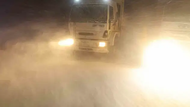 Aksaray'da yoğun kar ve tipi etkili oluyor, şehirde göz gözü görmüyor