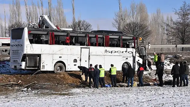 Yolcu otobüsü şarampole devrildi! 1 kişi öldü, 25 kişi yaralandı