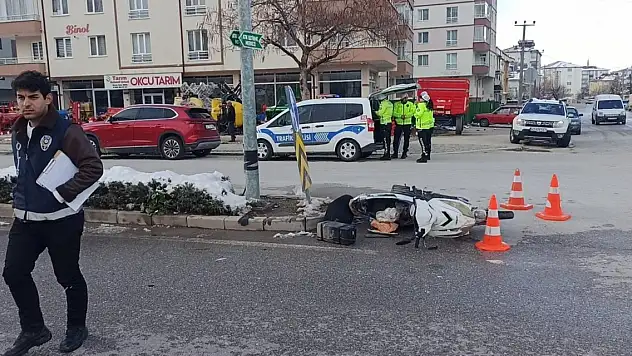 Konya'da kontrolsüz şerit değiştiren motosiklete araç çarptı