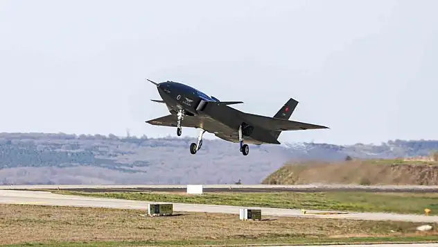 Türkiye'nin ilk insansız savaş uçağı manevra testini başarıyla geçti