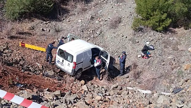Uçuruma yuvarlanan hafif ticari aracın sürücüsü hayatını kaybetti