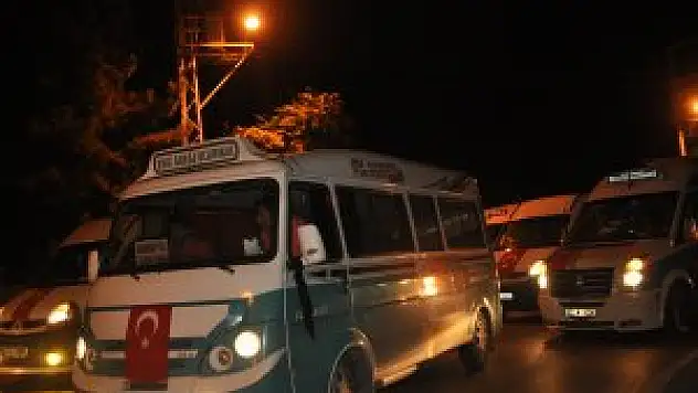 Minibüs ve servisçilerden teröre konvoylu tepki
