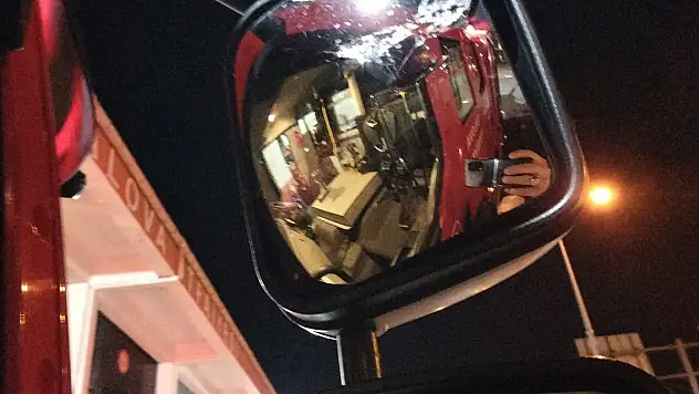 Yangın ihbarına giden itfaiyecilerin aracına taşlı saldırı