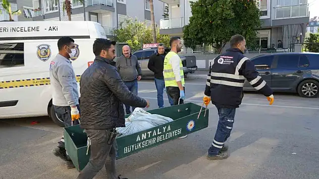 Gardırobun içinde kendini yakan adam hayatını kaybetti