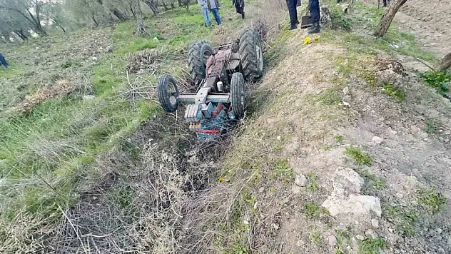 Devrilen traktörünün altında hayatını kaybetti